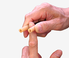 薬指以外の両手８本の指に約１０秒ほどマッサージ